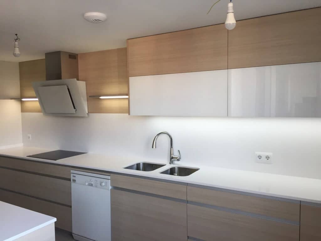 Muebles de cocina con campana blanca de Marta, cliente Coeco - cocinas a medida