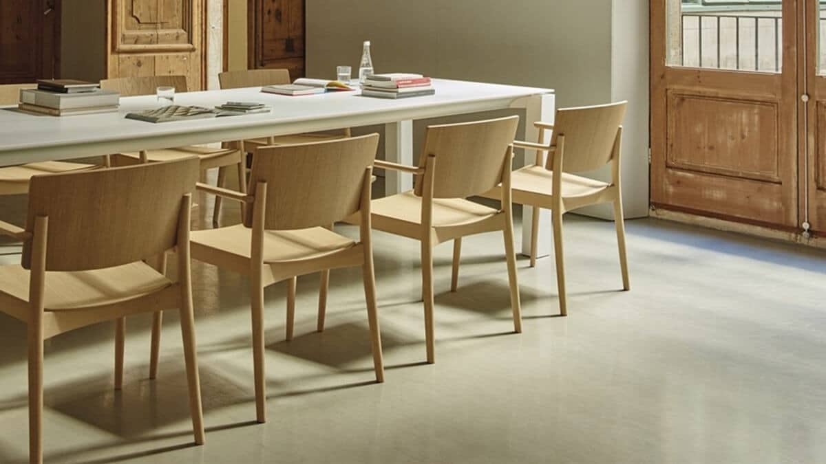 Comedor con sillas de madera Andreu World Happy - muebles de hogar