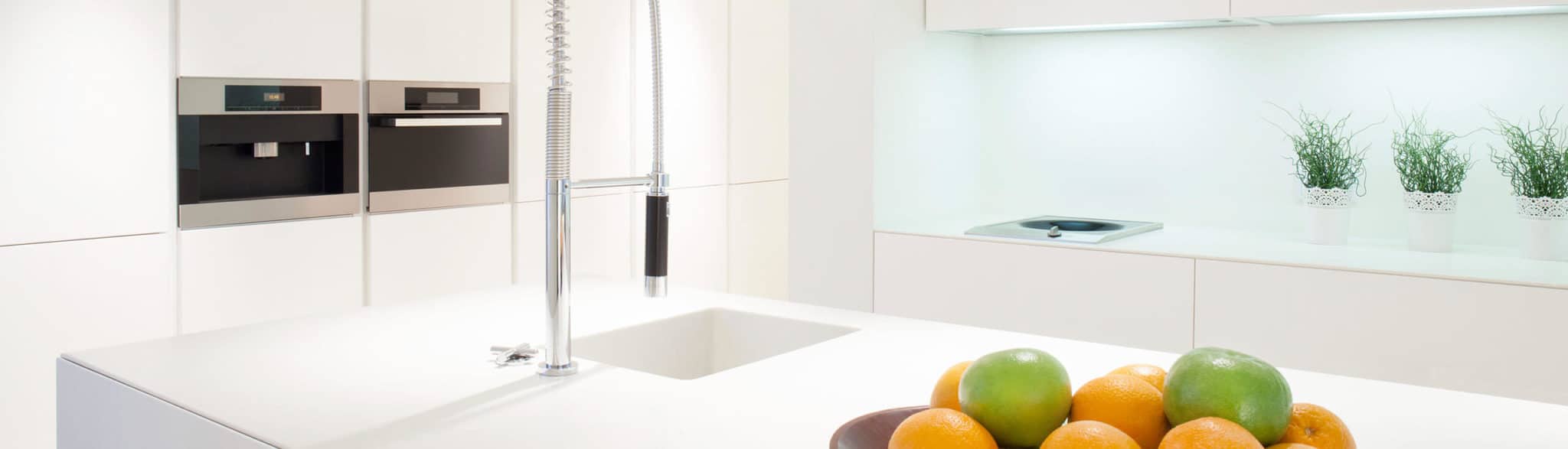 Cocina blanca con frutas y plantas - muebles de cocina en madrid