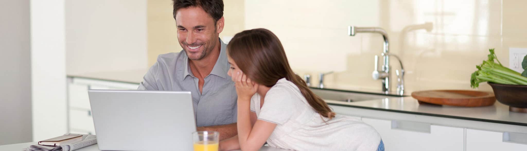Padre e hija pidiendo presupuesto de cocina online