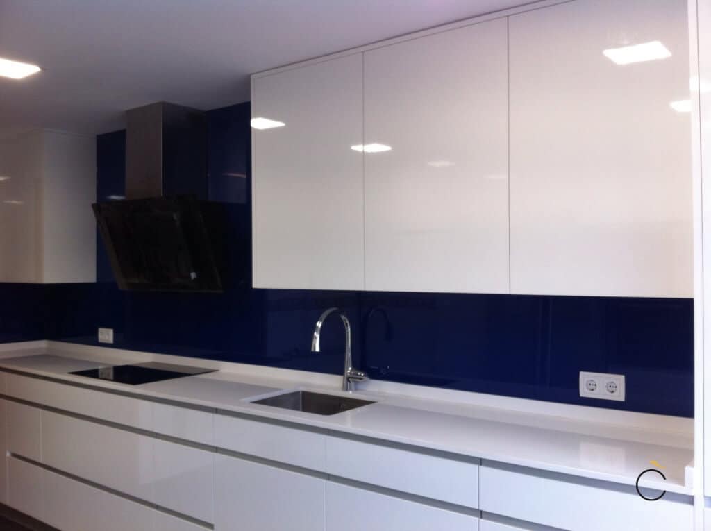 Cocina blanca y azul con campana negra - cocinas blancas modernas