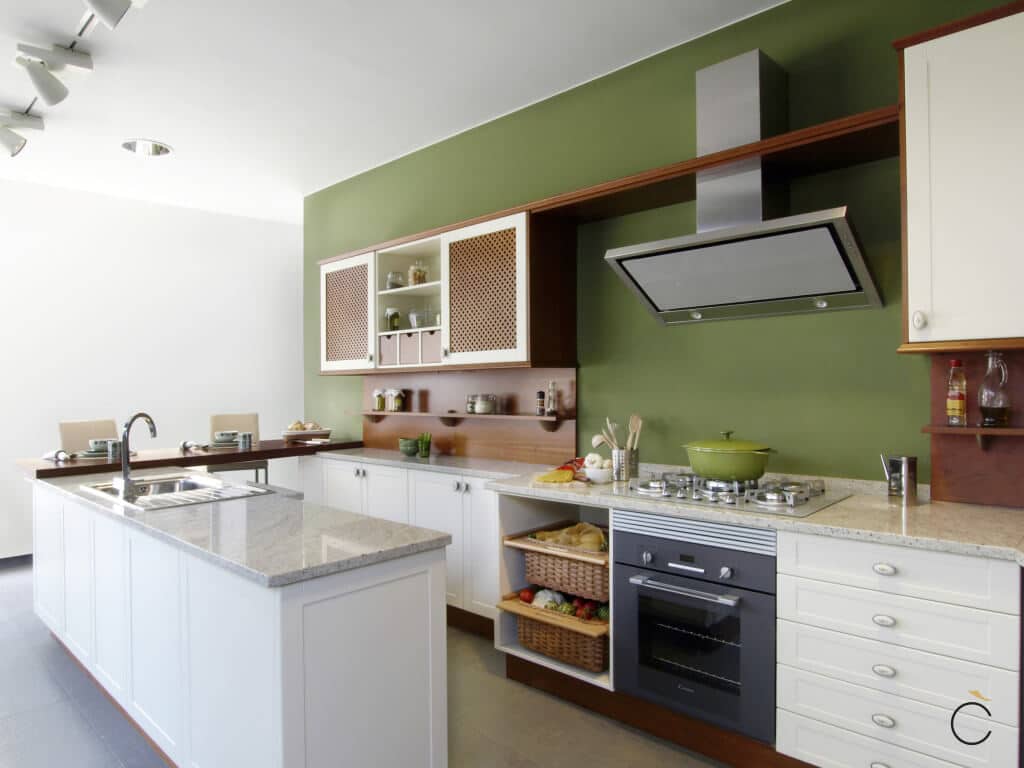Cocina Rústica de muebles estratificados blancos con encimera de granito gris - Tipos de encimeras de cocina