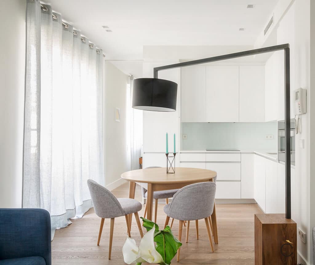 Cocina pequeña moderna con mesa circular en medio - cocinas pequeñas