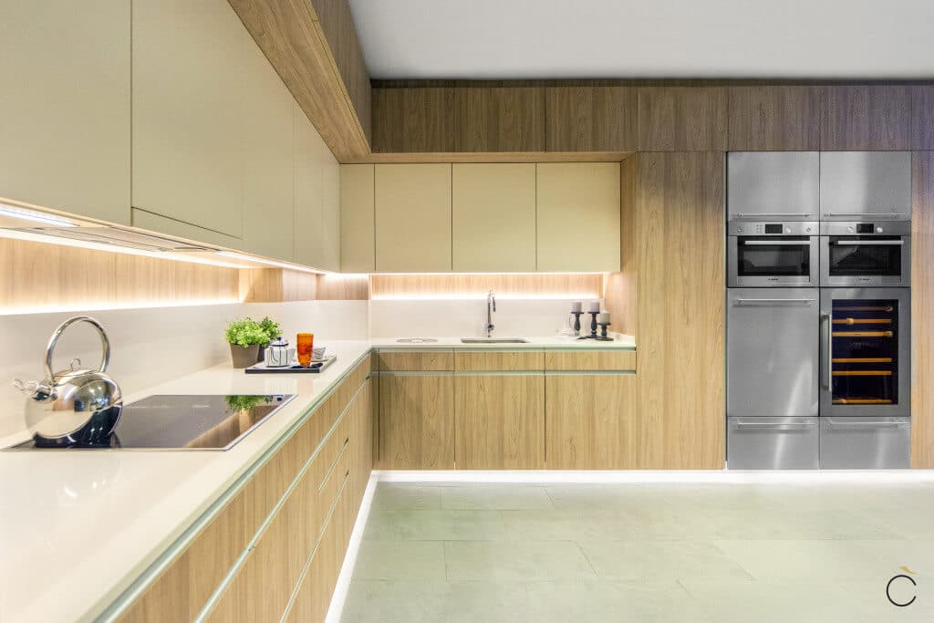 cocina con encimera de Cuarzo Silestone con muebles estratificados madera - Tipos de encimeras de cocina