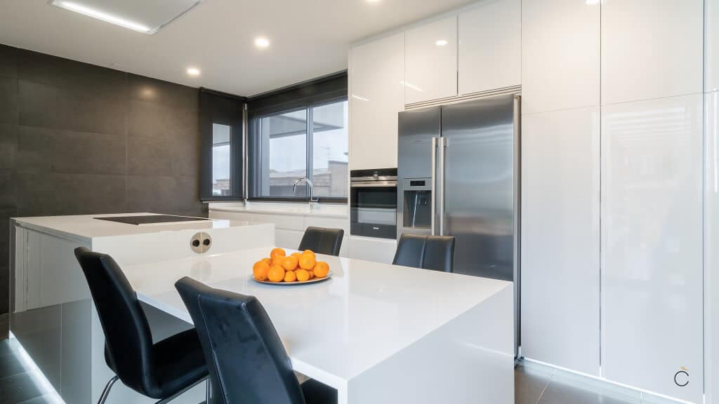 Cocinas modernas con isla de laca blanca mate con rtirador incluido y encimera Corian Dupont, glaciar White