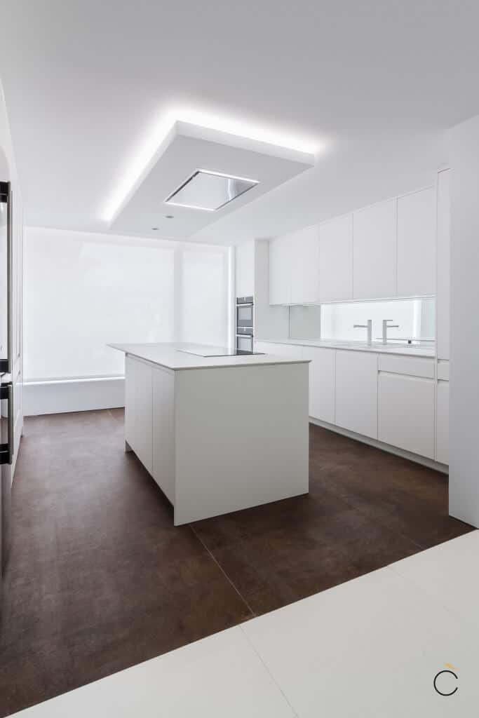 Cocinas modernas con isla de Laca blanco mate con encimera silestone