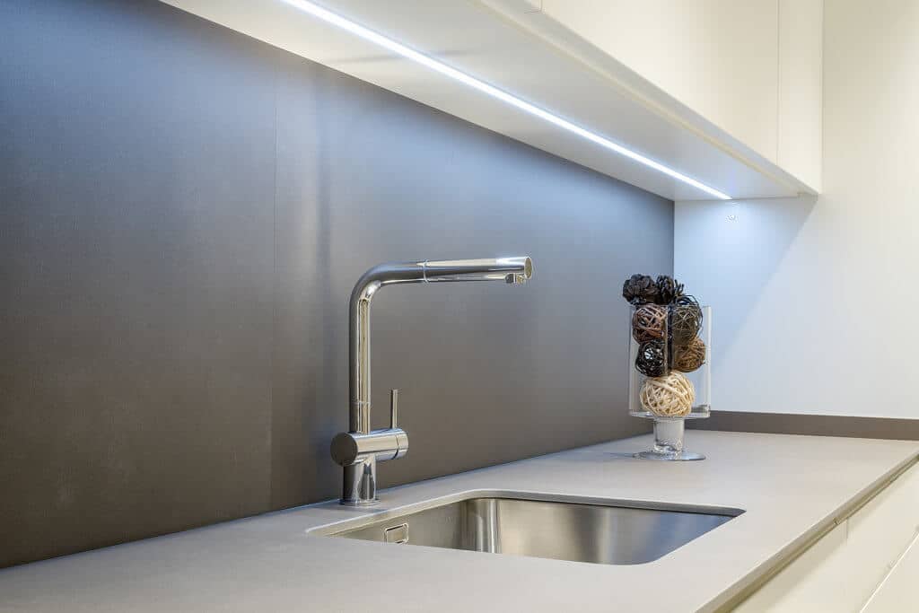 Encimera de porcelanico Neolith gris con muebles beige - Tipos de encimeras de cocina