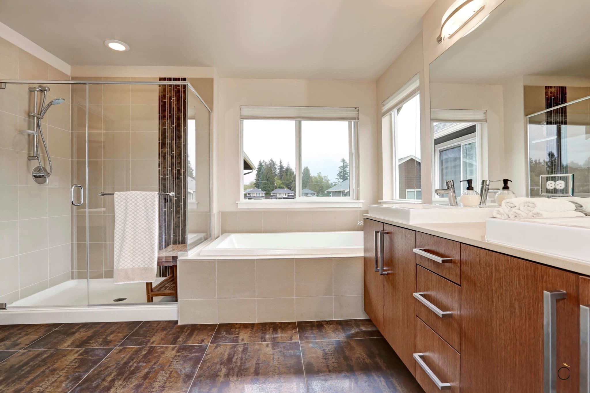 Moderno baño a medida con mueble de madera y dos senos, ducha y bañera independientes - baños a medida