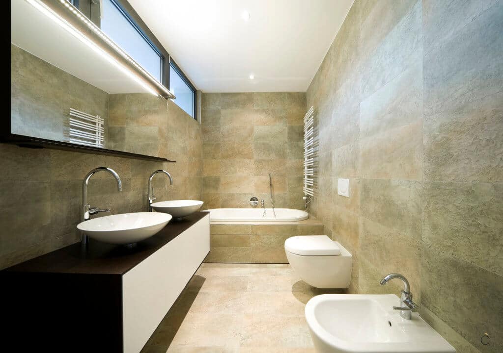 Baño moderno con mueble a medida con dos senos sobre encimera y con toallero calefactable - baños a medida