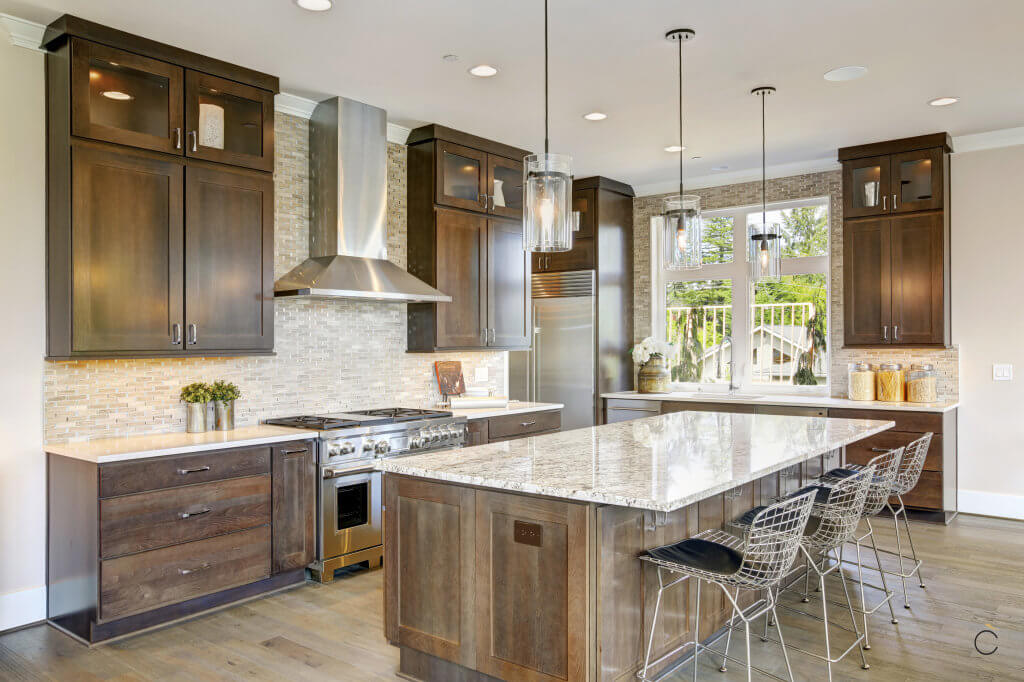 Cocina con muebles de madera oscura y encimera de granito - cocinas de madera