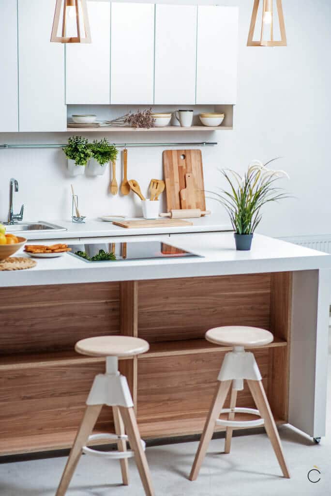 Isla con mueble de madera color cerezo con estantes abiertos - cocinas de madera