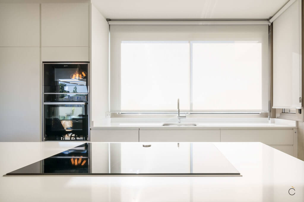 Cocina blanca lacada con encimera Corian - Diseños de muebles de cocina