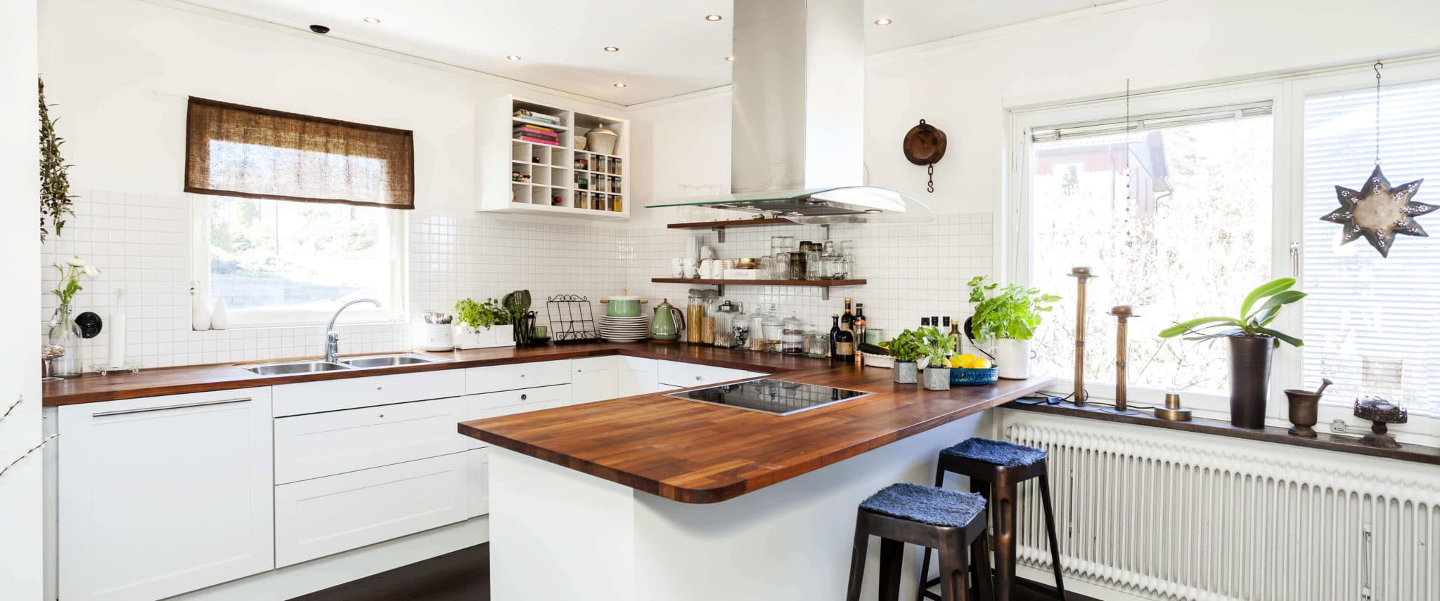 Cocina con península y encimera de madera - como limpiar la encimera de cocina