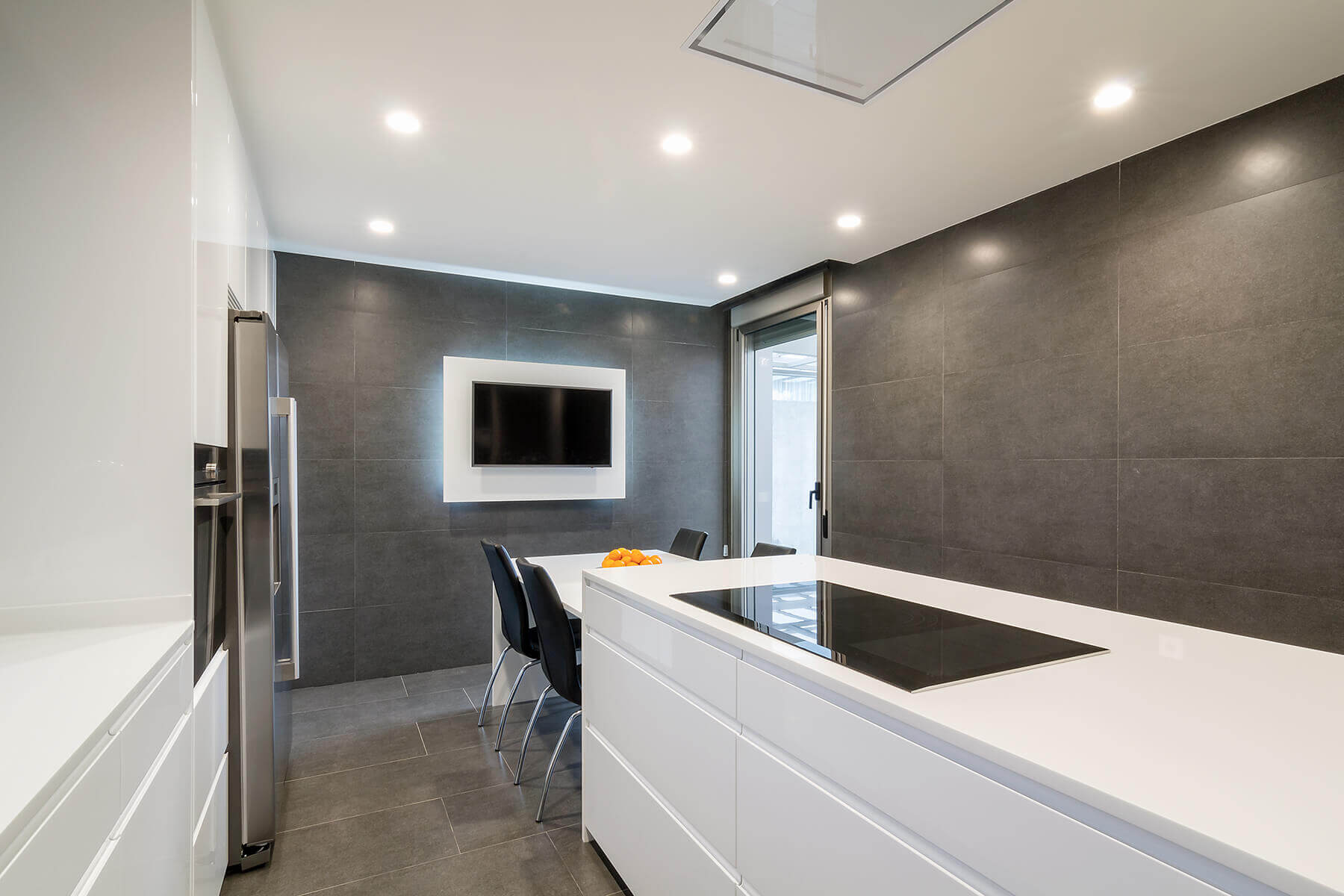 Cocina con isla con contrastes blancos y negros