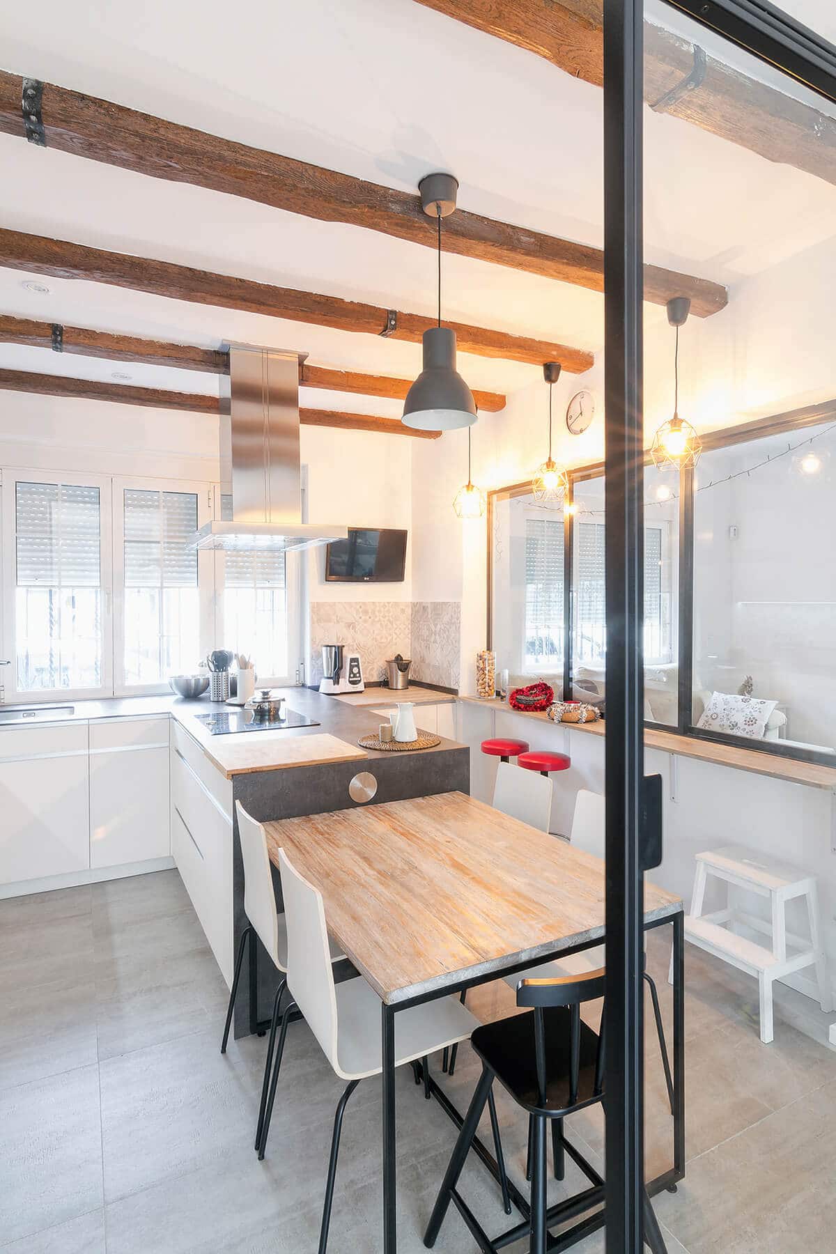 Cocina con península y mesa auxiliar de madera