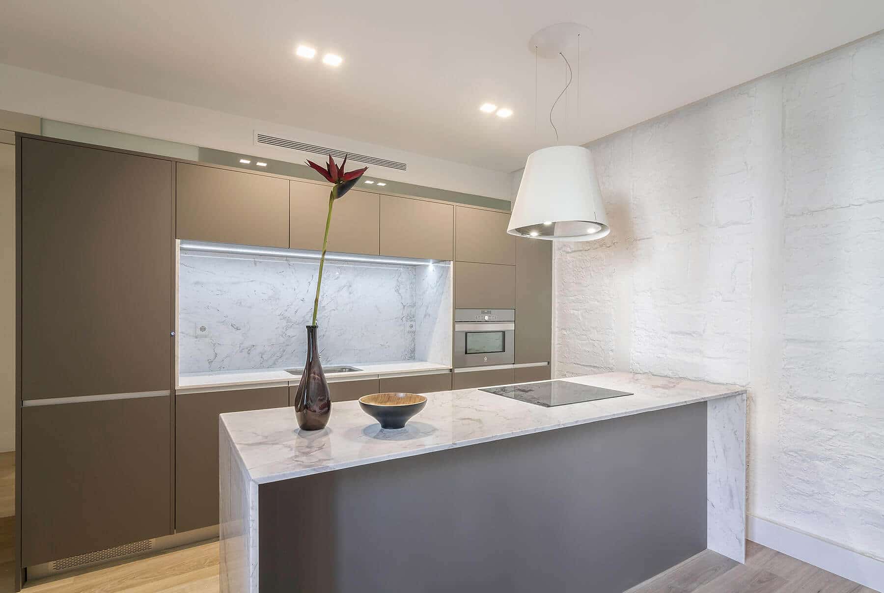 Cocina con Península con campana de diseño - Grupo Coeco