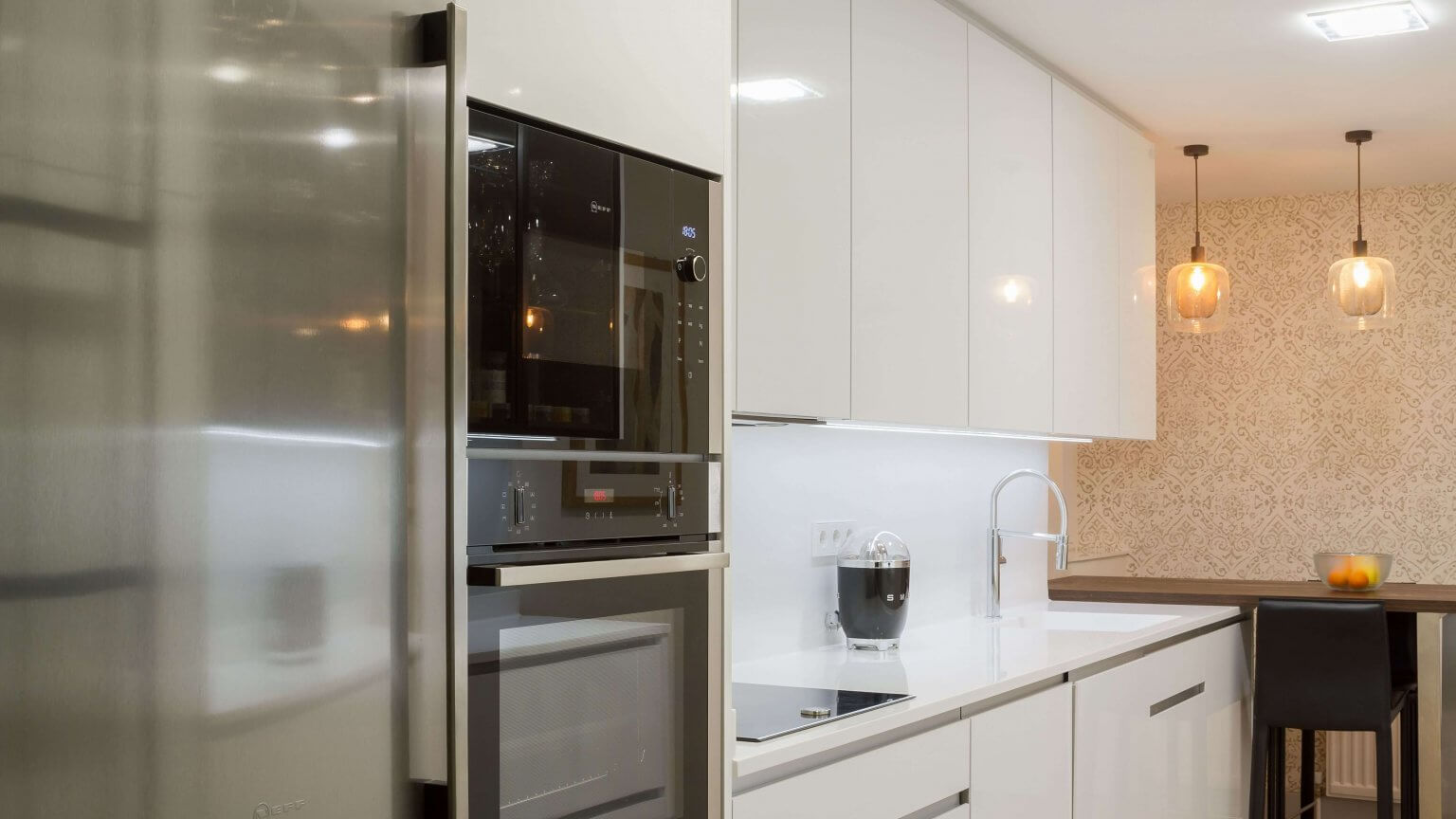 Cocina con dos frontales blanca con vitrina - Grupo Coeco