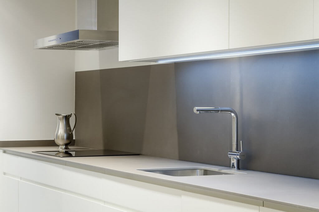 Cocina lineal con un solo frente en tonos blanco y beige