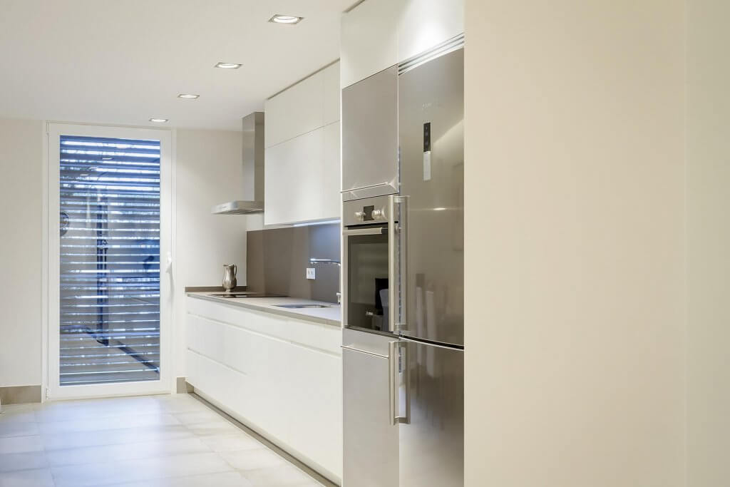 Cocina lineal en tonos blanco y beige