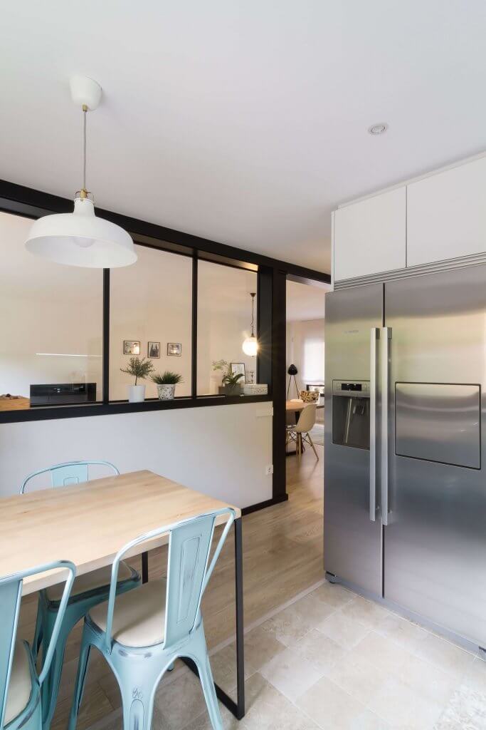 Cocina en U con península de madera vista hacia el salón