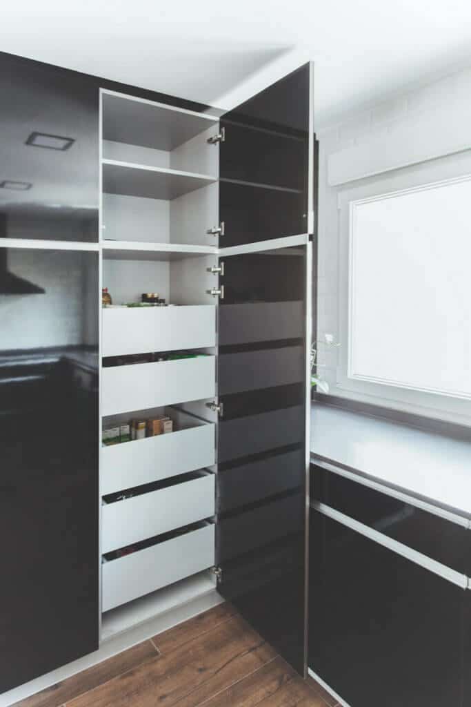 Cocina estratificada con mueble negro