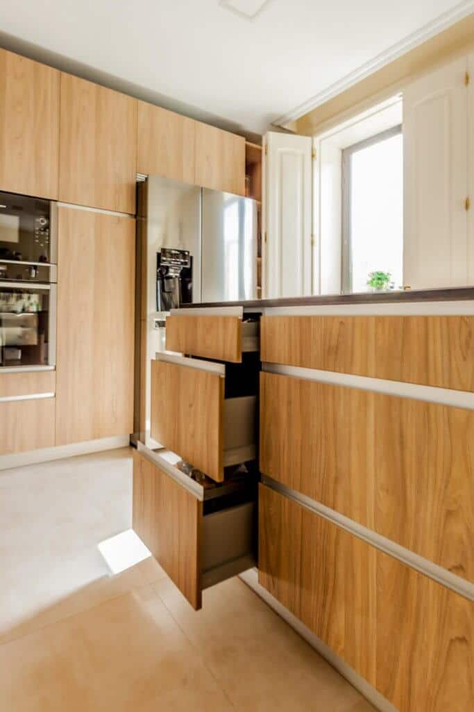 Cocina con isla en tonos madera