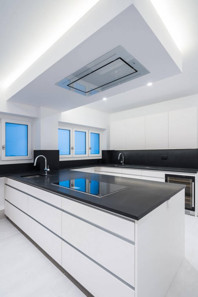 Cocina con Península Blanca y Encimera Negra - Grupo Coeco