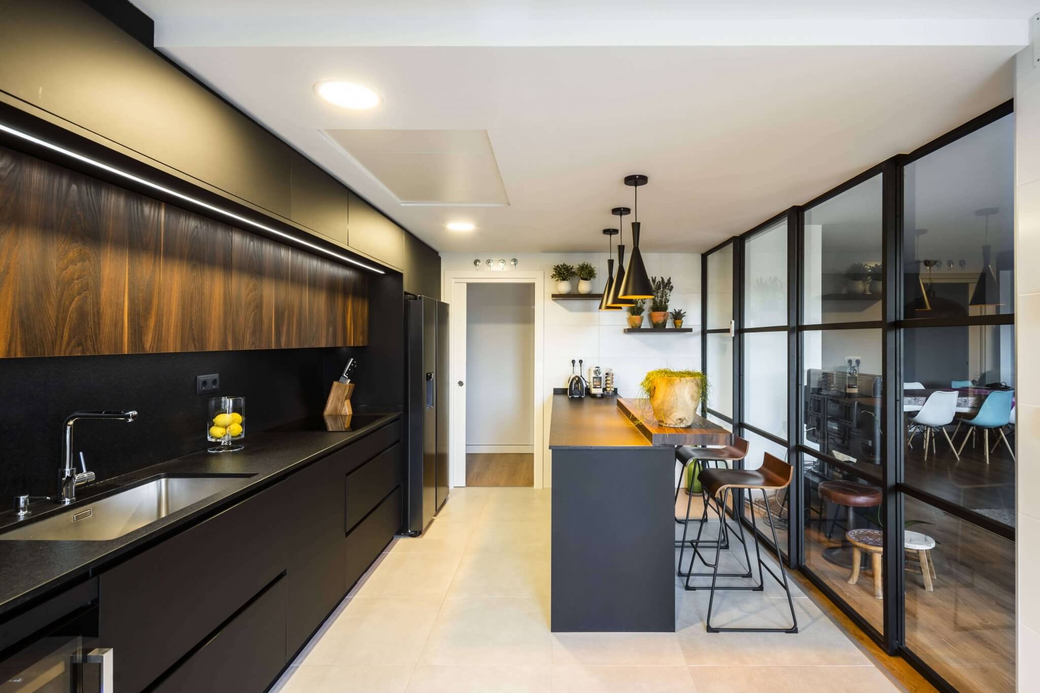 Cocina con Península Negra con Ecimera de Madera | Grupo Coeco