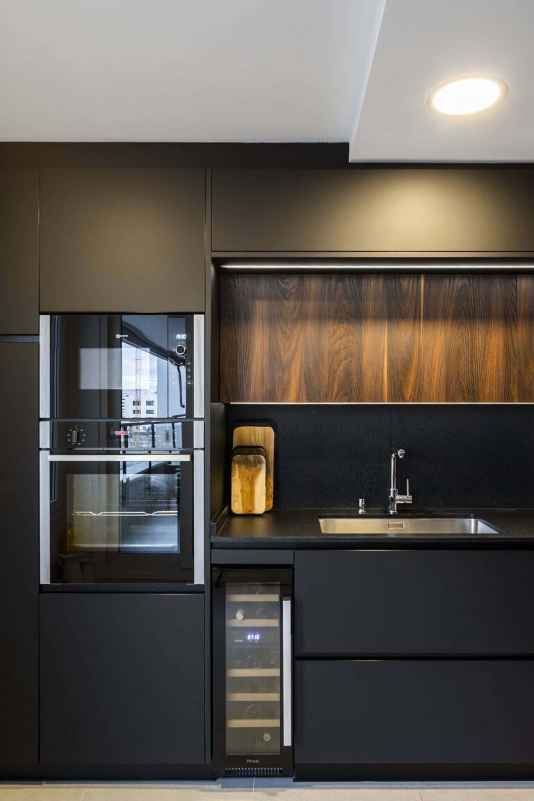 Cocina con Península Negra con Ecimera de Madera | Grupo Coeco