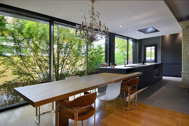 Cocina con Isla en tonos Oscuros y Armario Folding Concepta