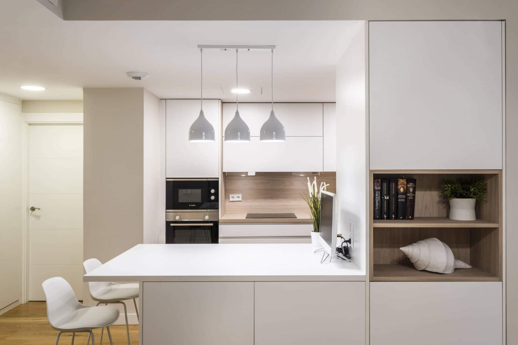 Cocina con Península en blanco y madera - Grupo Coeco