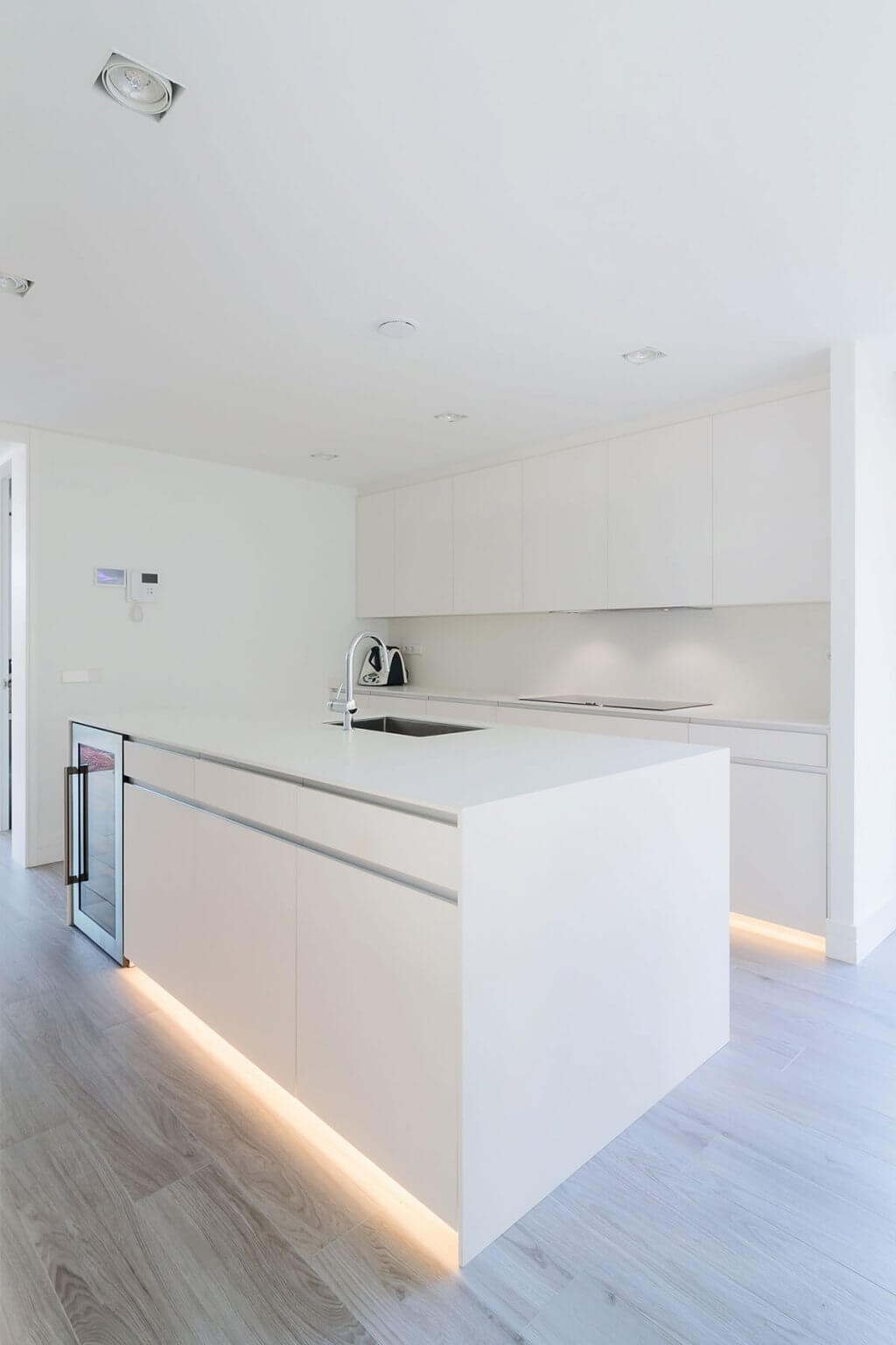 Cocina con Isla Blanca y Concepta - Grupo Coeco