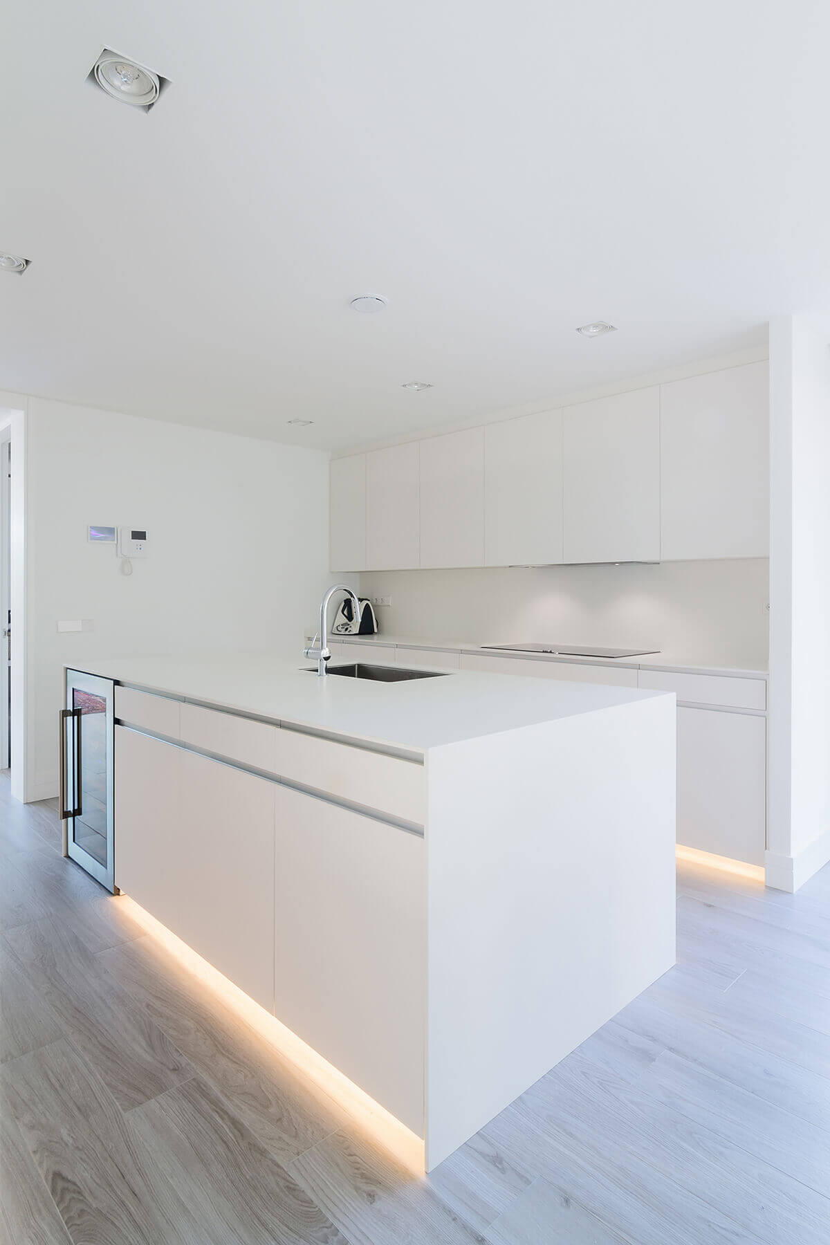 Cocina con Isla Blanca y Concepta - Grupo Coeco