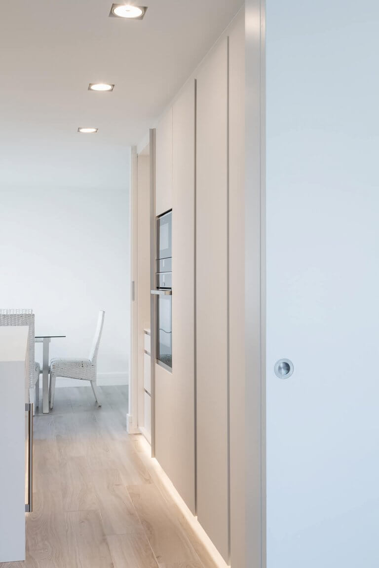 Cocina con Isla Blanca y Concepta - Grupo Coeco