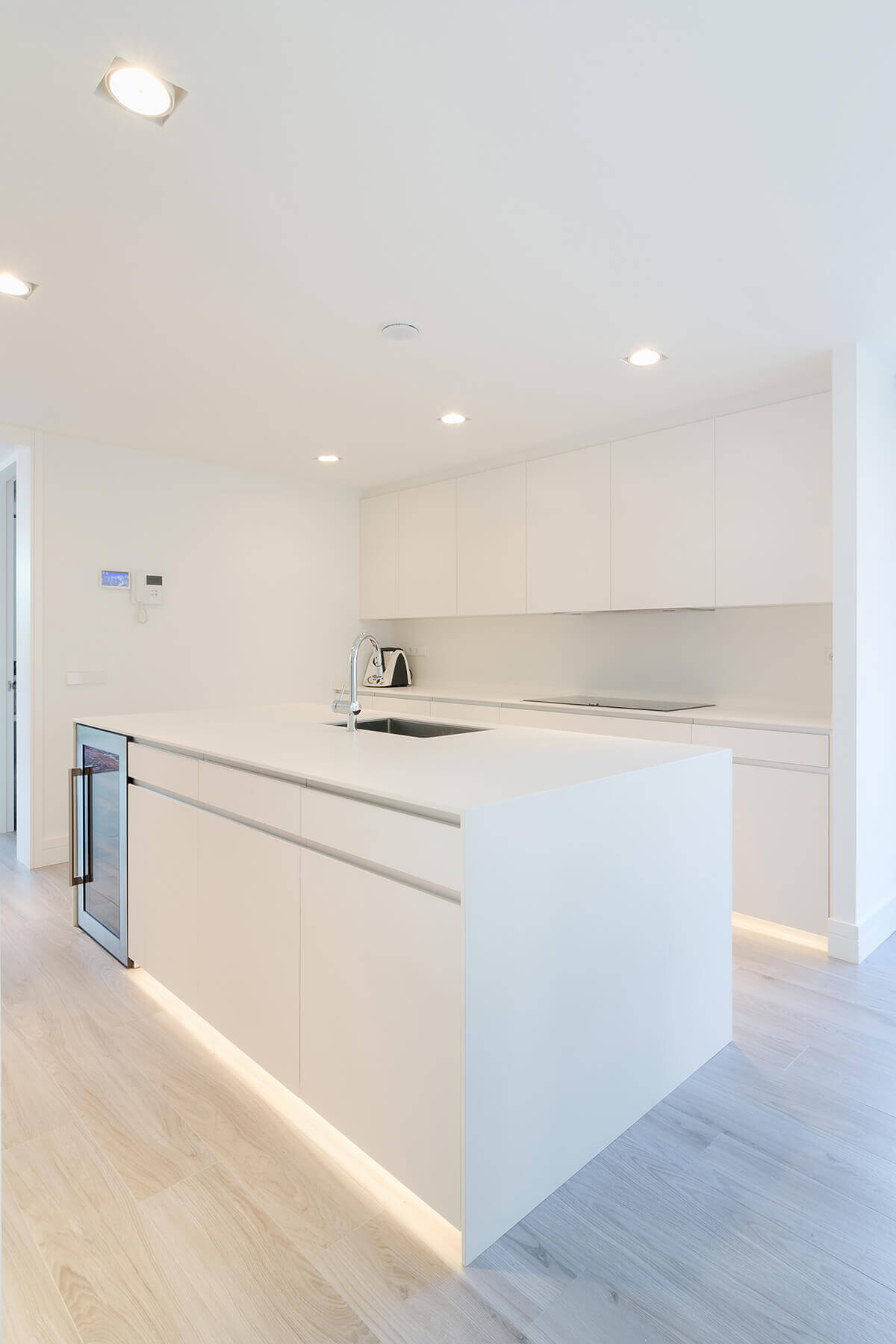 Cocina con Isla Blanca y Concepta - Grupo Coeco