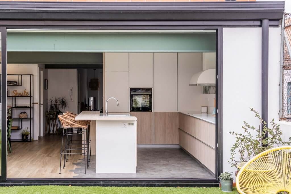 Cocina con isla estratificada en madera y blanco