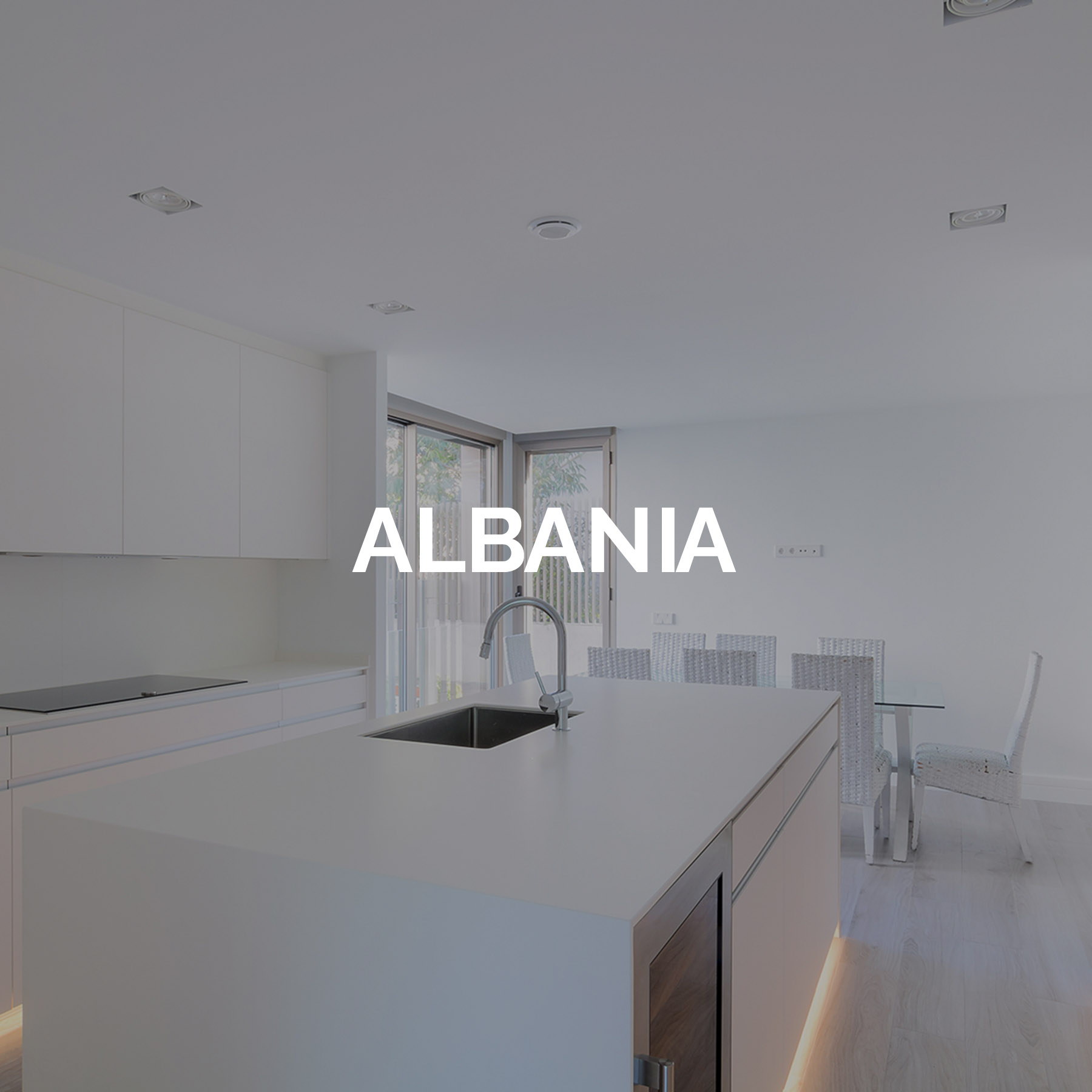 Cocina con isla blanca con luces led