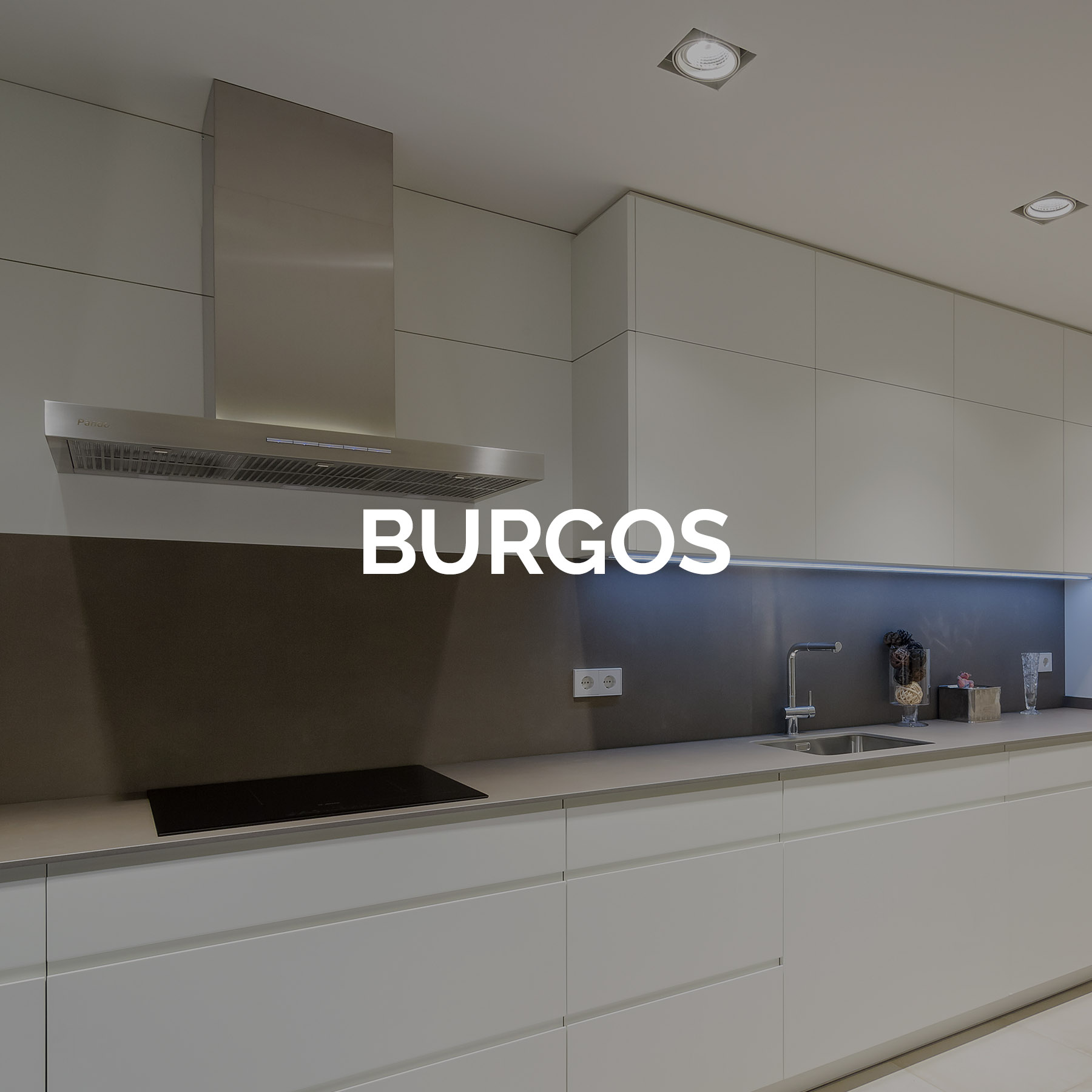 Cocina lineal con un solo frente en tonos blanco y beige - Cocina Burgos de Coeco