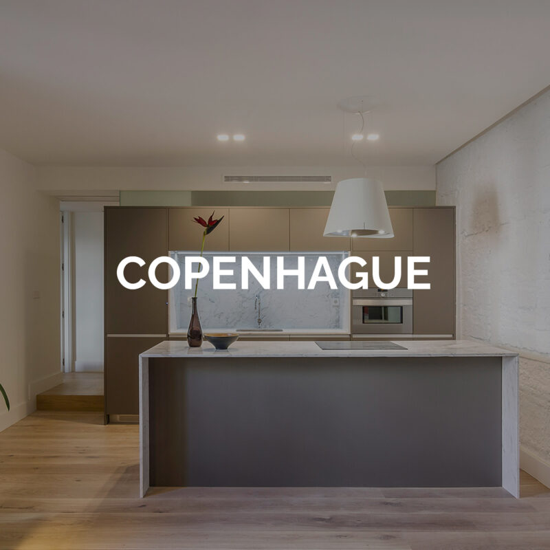 Cocina con península revestida en mármol abierta - Cocina Copenhague de Coeco
