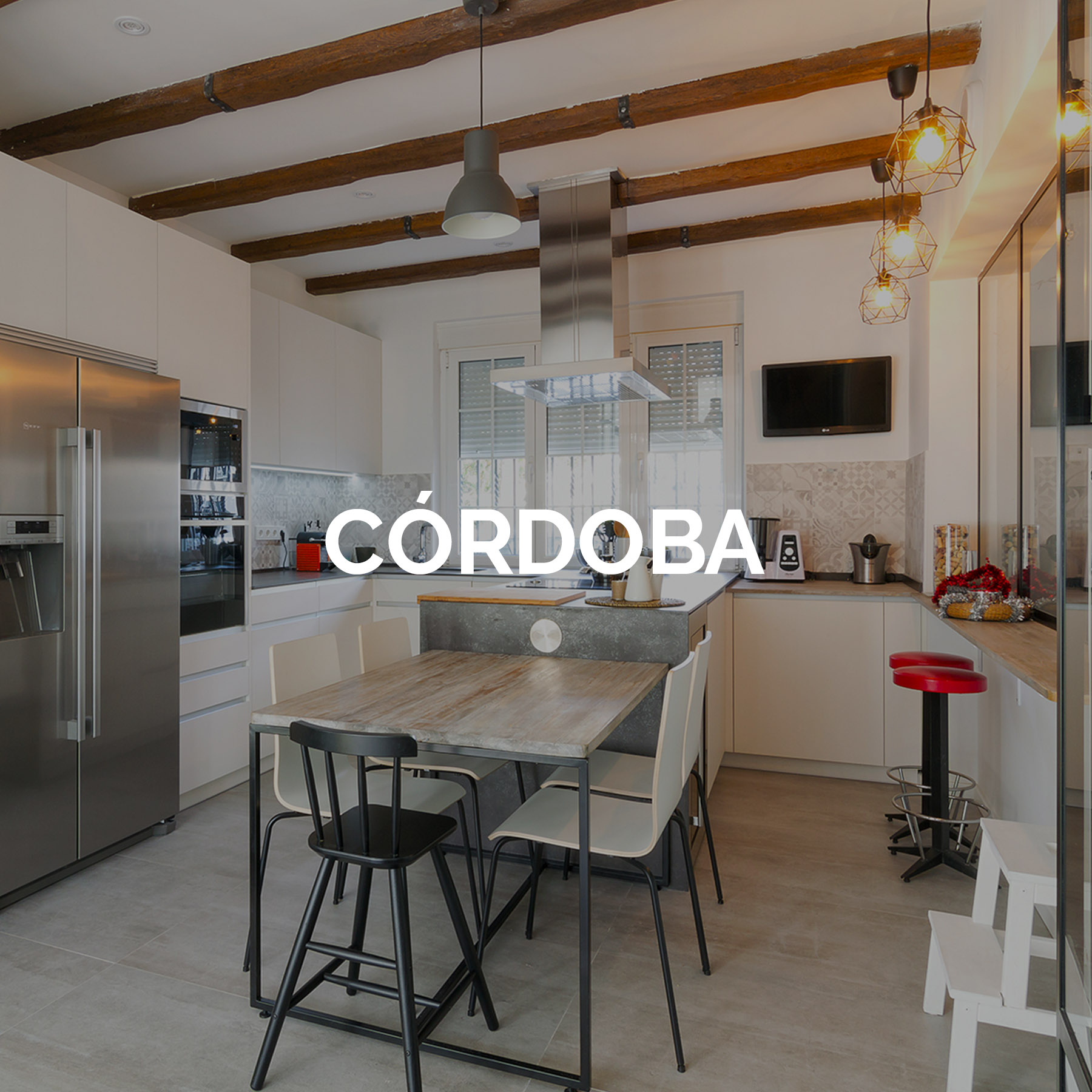 Cocina con península y mesa auxiliar de madera - Cocina Córdoba de Coeco