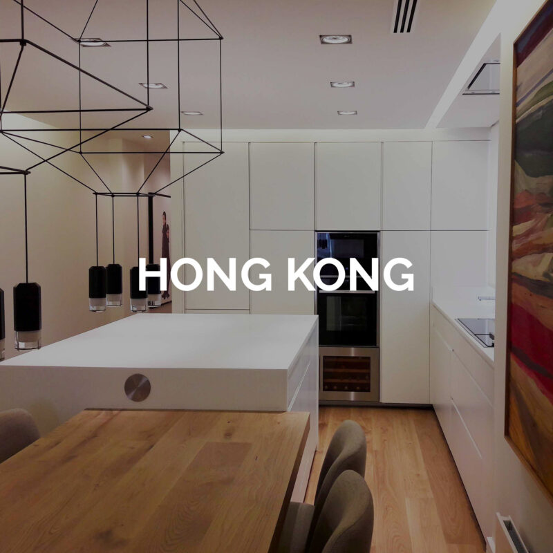HONG KONG Cocina con isla en madera y Corian Dupont - Modelo de cocina Hong Kong de Coeco