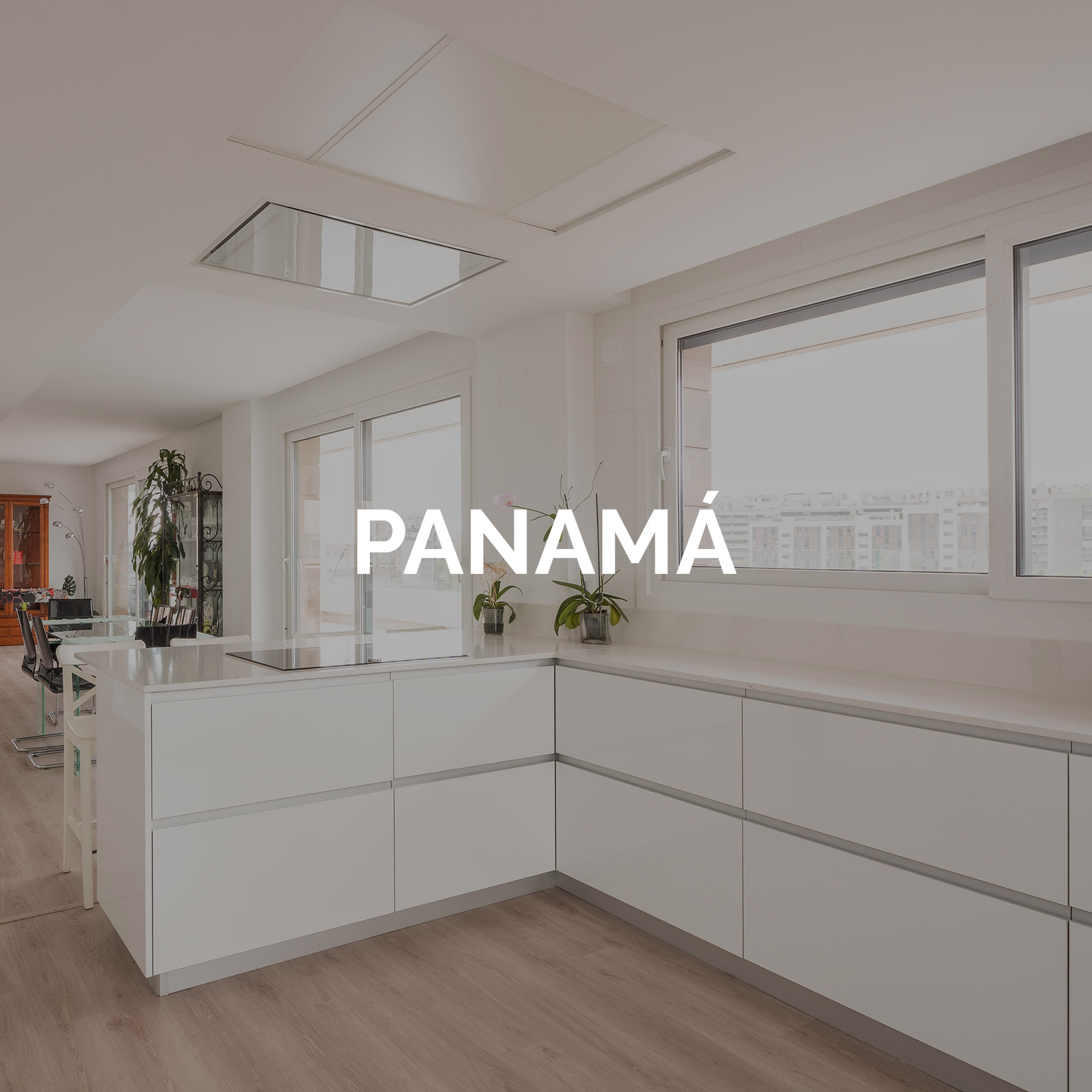 Cocina americana con península blanca - Cocina Panamá de Coeco