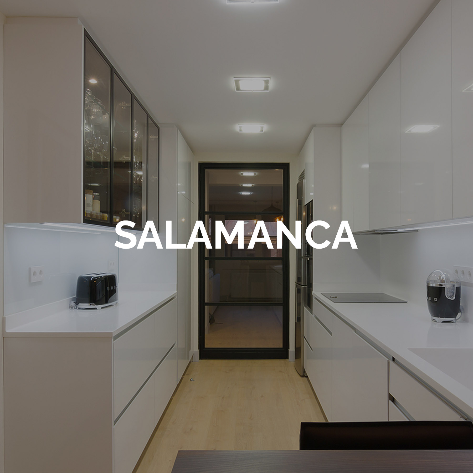 cocina salamanca de coeco - Cocina con dos frontales y pequeña vitrina en blanco