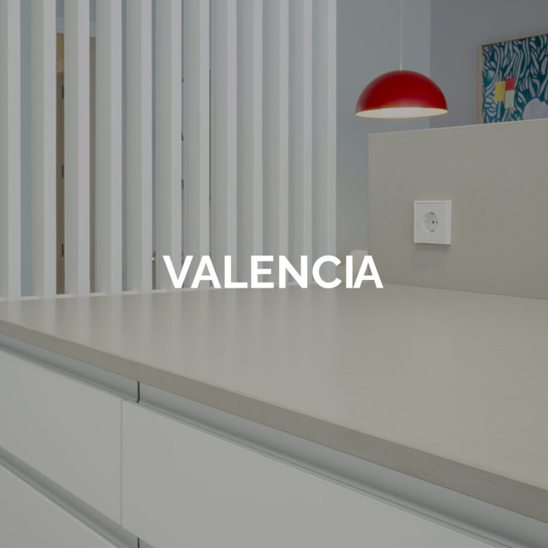 VALENCIA Cocina con isla en gris y blanco - funciona como separadora de ambientes - Modelo Valencia