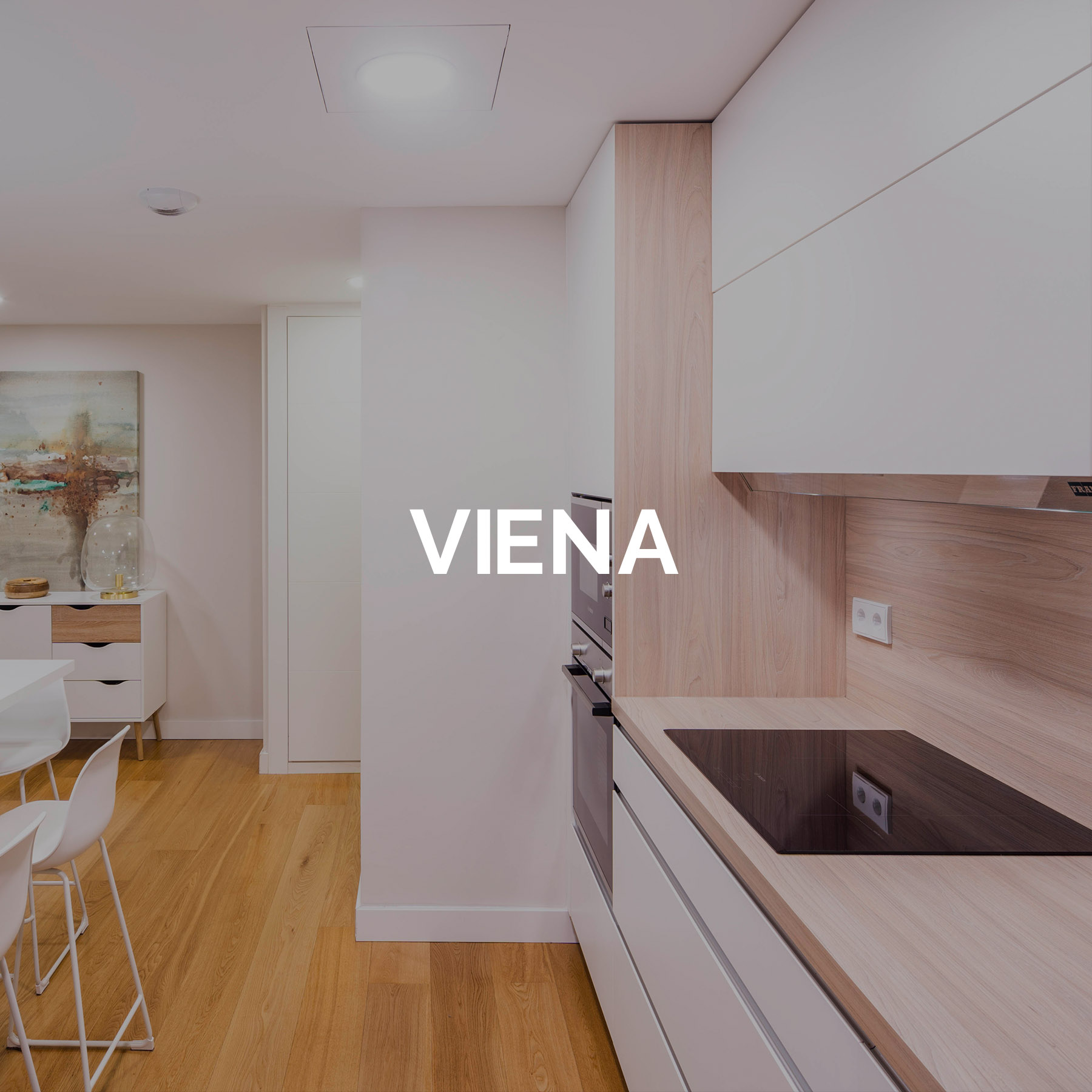 Cocina en blanco y madera con península - Cocina Viena de Coeco