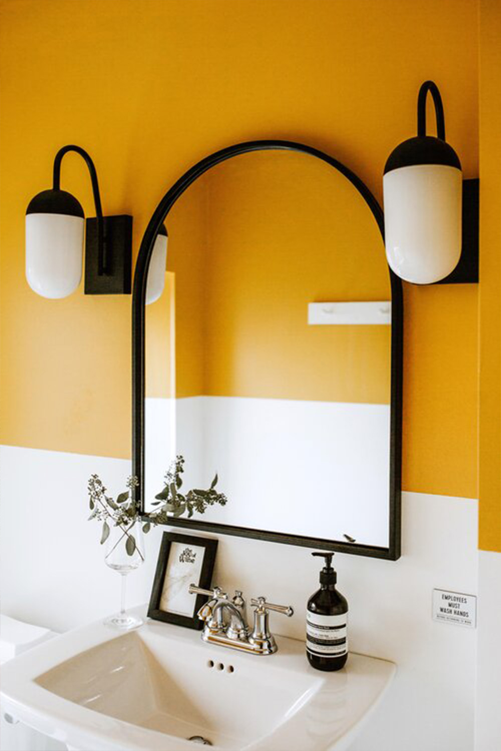 diseño de estilo color block en amarillo - Decoración de baños estilo color block