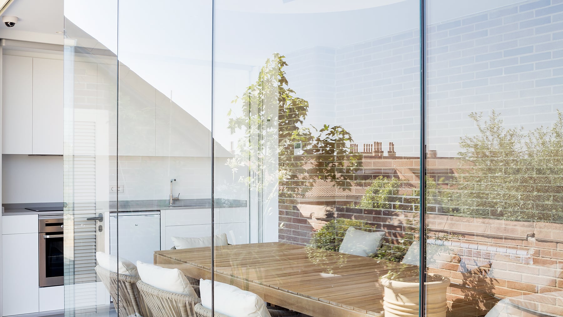 arquitectura con cocina lineal con un sólo frente en blanco