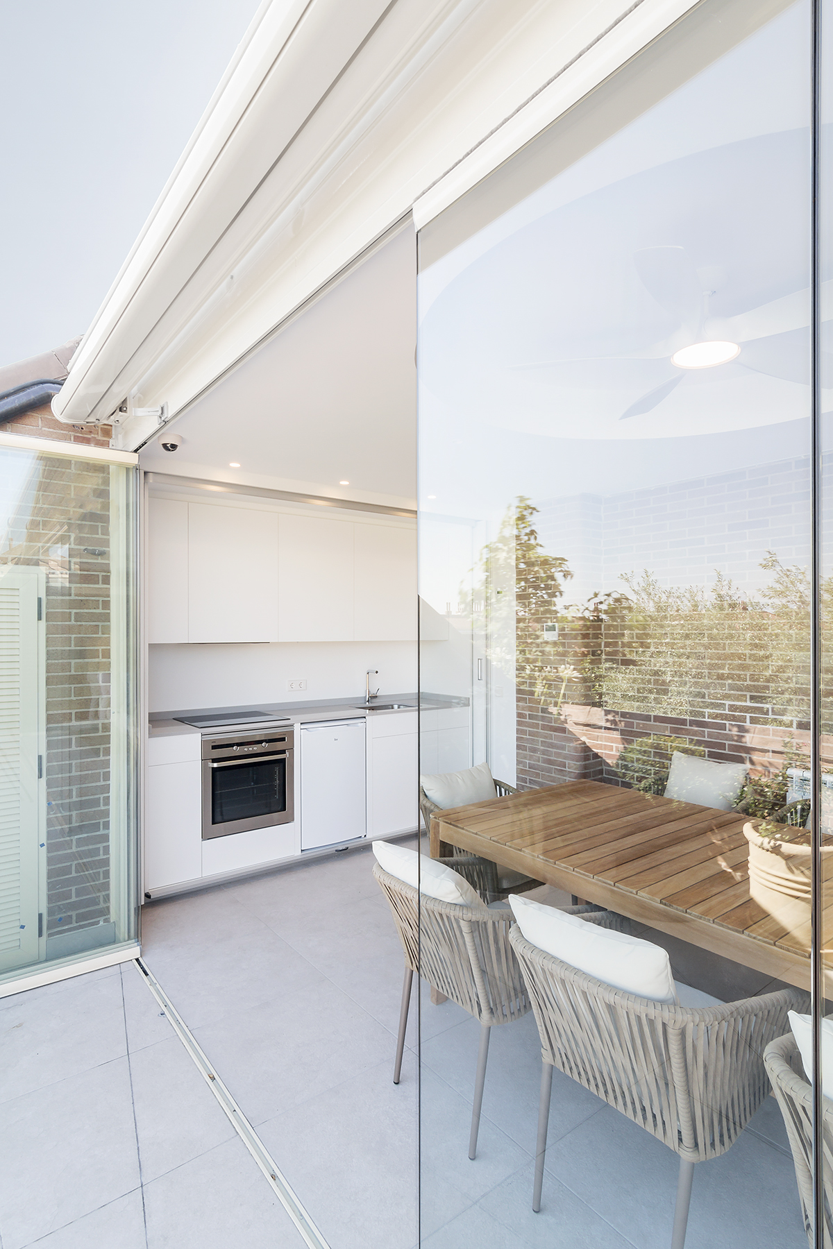 cocina lineal con un sólo frente en blanco arquitectura integrada