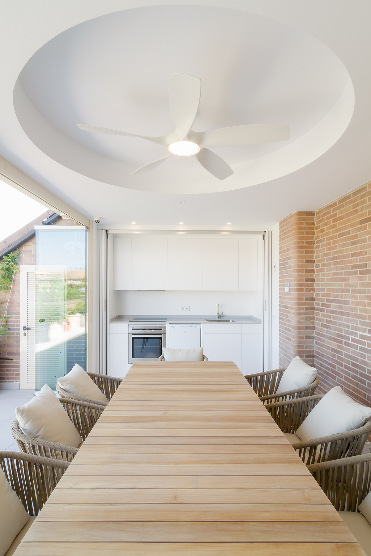 cocina lineal con un sólo frente en blanco detalle