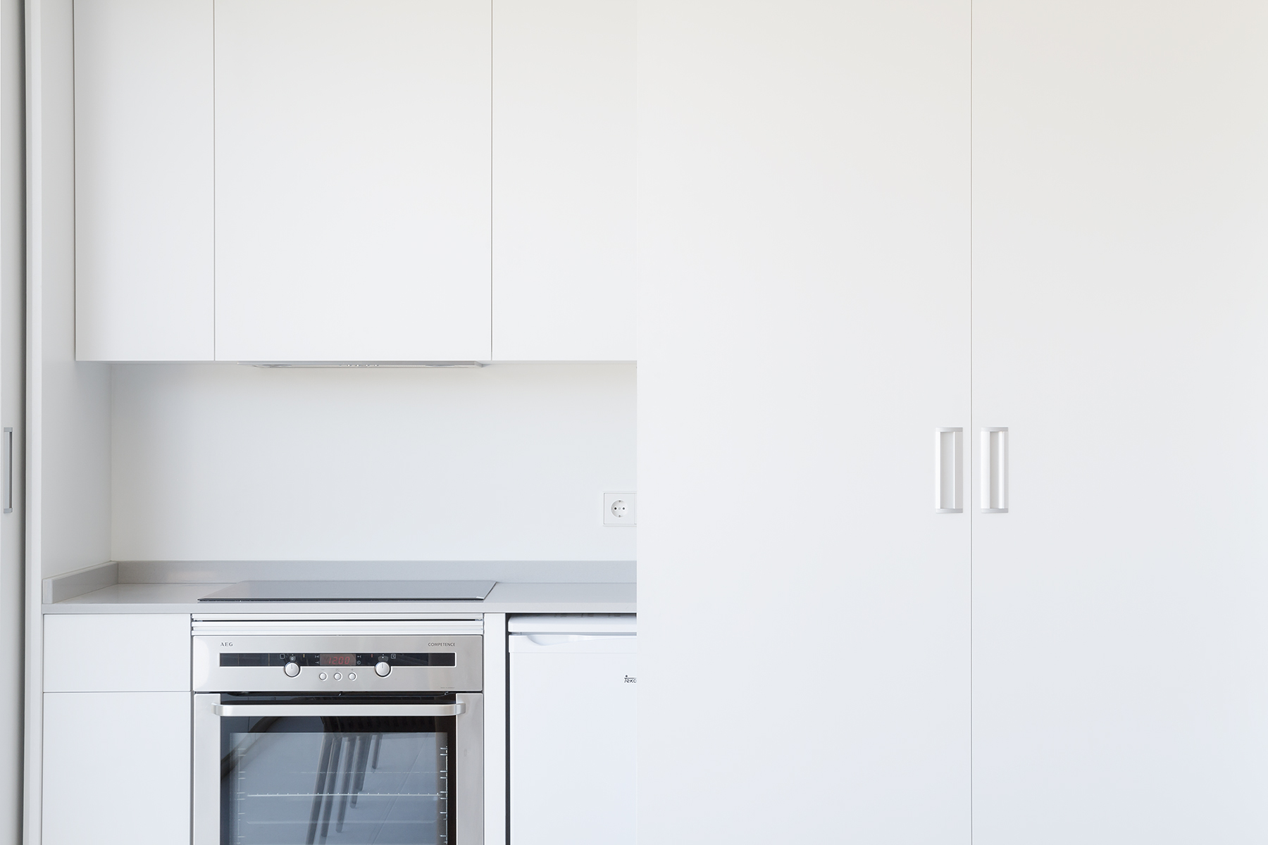 cocina lineal con un sólo frente en blanco